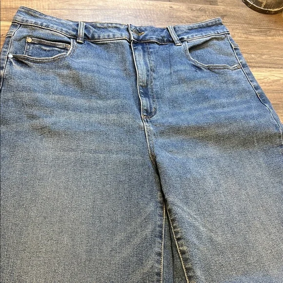 Well Worn Wide-Leg High-Rise Jeans in Medium Blue - Picture 5 of 8